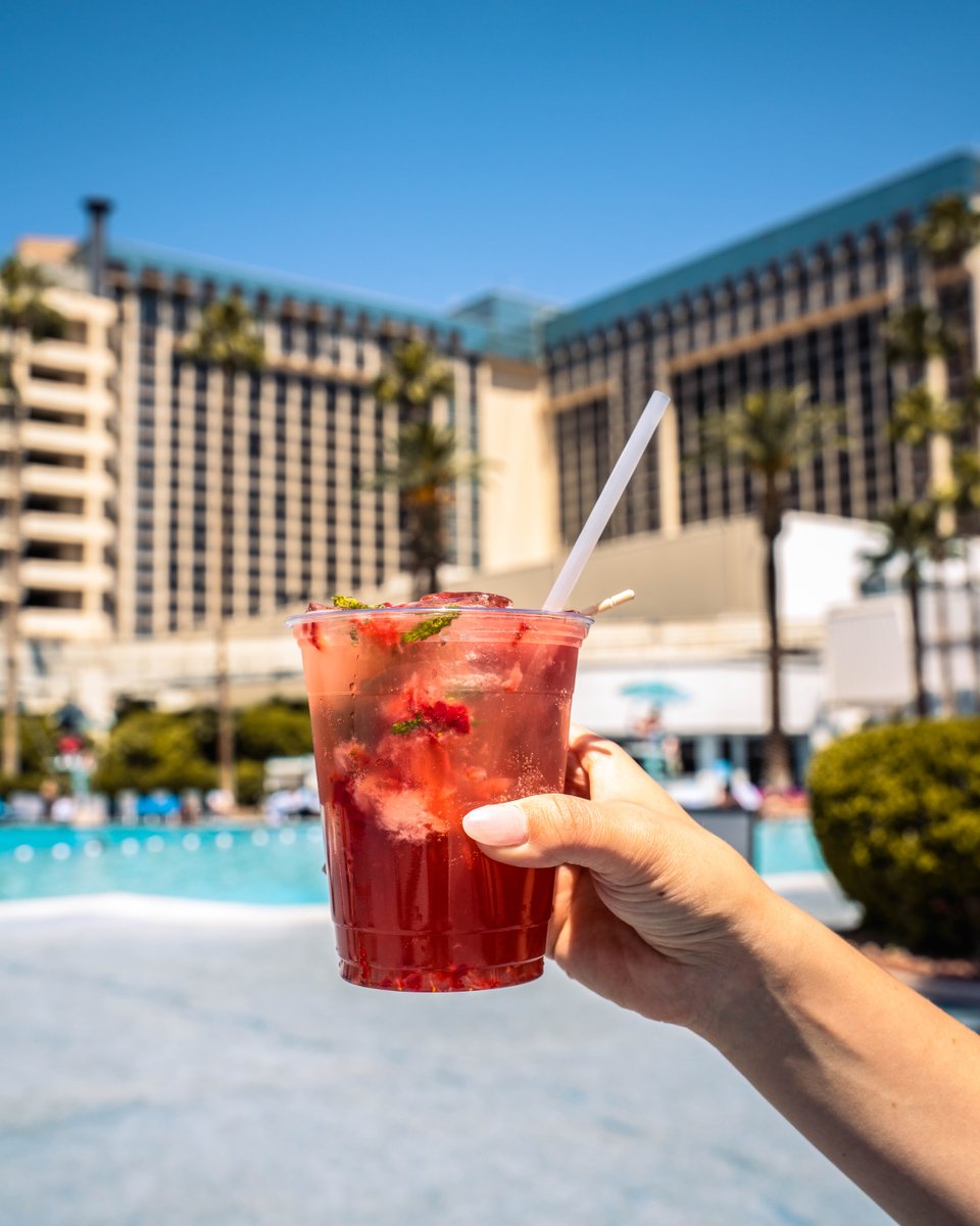 HorseshoeVegas's tweet photo. Cocktails✔️
Sunshine✔️
#HeartOfTheStrip Vibes✔️
See you at #BluPool ☀️ https://t.co/5JZ11WoU9F