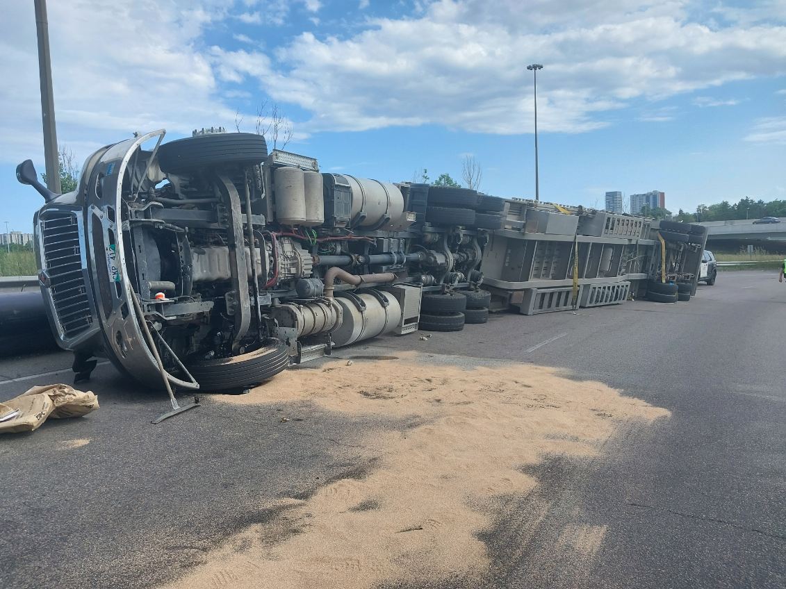 OPP_HSD's tweet photo. Transport truck rollover: EB Hwy401/400, #Hwy401 express ramp to Hwy 400 blocked, EB collectors ramp to Hwy 400 traffic being diverted to Black Creek only. Expect heavy delays in the area. Clean up ongoing, no injuries. #TorontoOPP ^ks https://t.co/bir0kKtfYe
