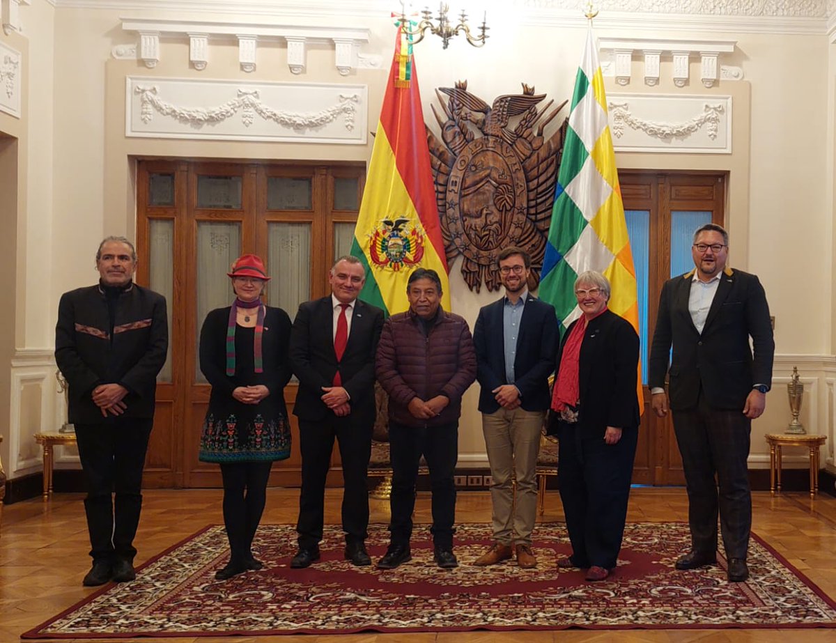 AlemaniaBOL's tweet photo. Como siempre muy amable, @LaramaDavid recibió hoy a la delegación de parlamentarios 🇩🇪. Cultura, naturaleza, temas globales, preocupaciones y desafíos comunes y oportunidades. Esos fueron algunos temas sobre los que conversamos. ¡Muchas gracias! 
@anked @Bundestag @VPEP_Bol https://t.co/l9w7sBsMOH