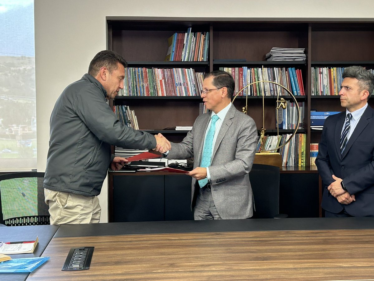 UdBvirtualradio's tweet photo. La @univboyaca firma convenio con @fedecarboy motivando la cooperación y el desarrollo de la región #SomosUdB https://t.co/wffFfAZSxB