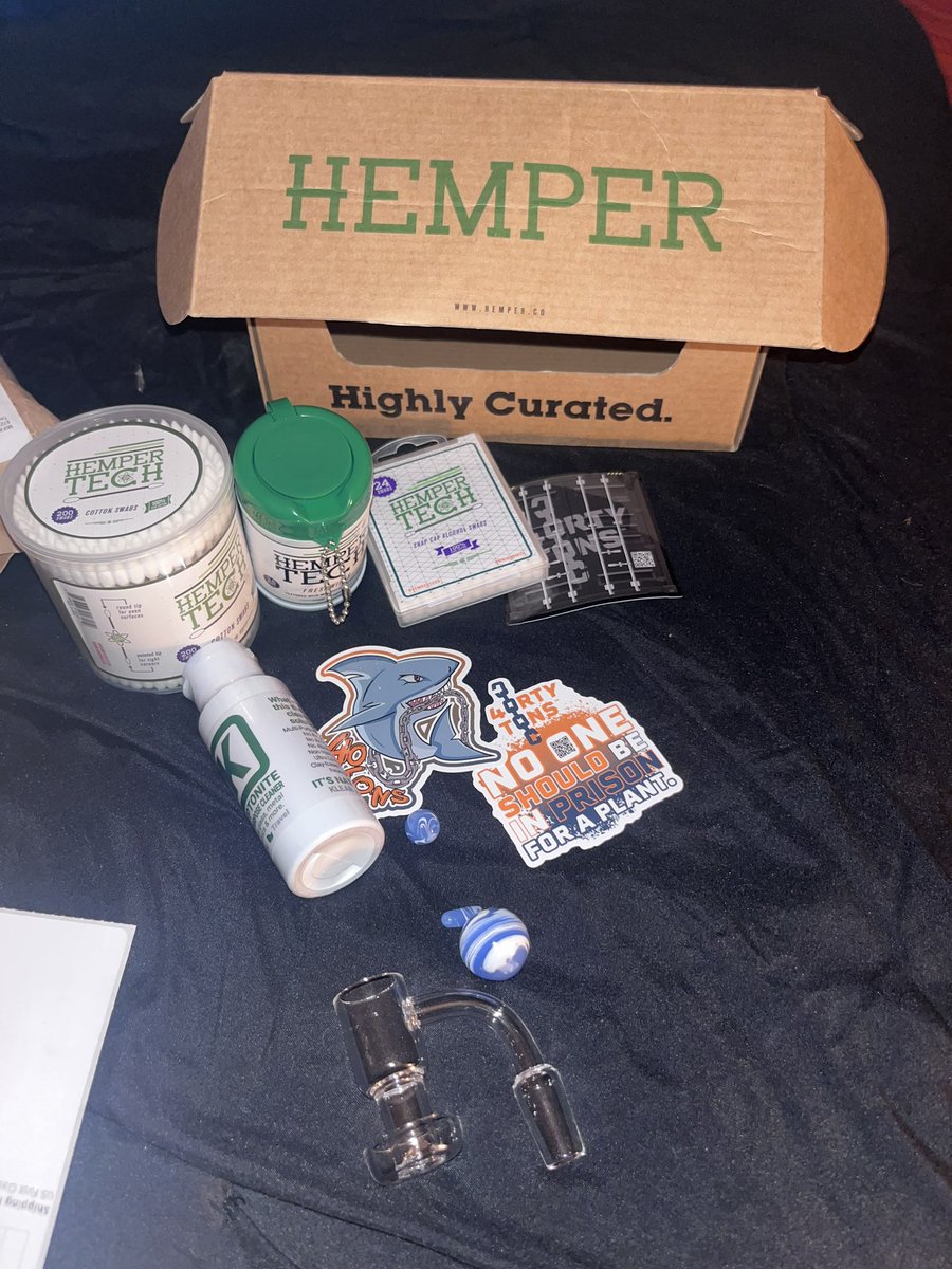 BrochuLele's tweet photo. Hell yeah can’t wait try everything @hemperco https://t.co/Flk2Mckb84