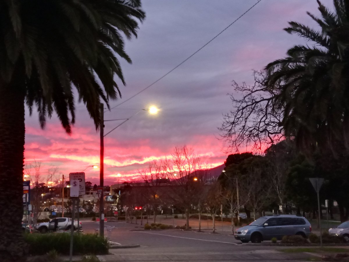 cpdm_twt's tweet image. Anyone else catch the Melbourne sunrise this morning?
(The yellow orb is actually a light, not the sun.)

#sunrise #melbourne #purple #pink