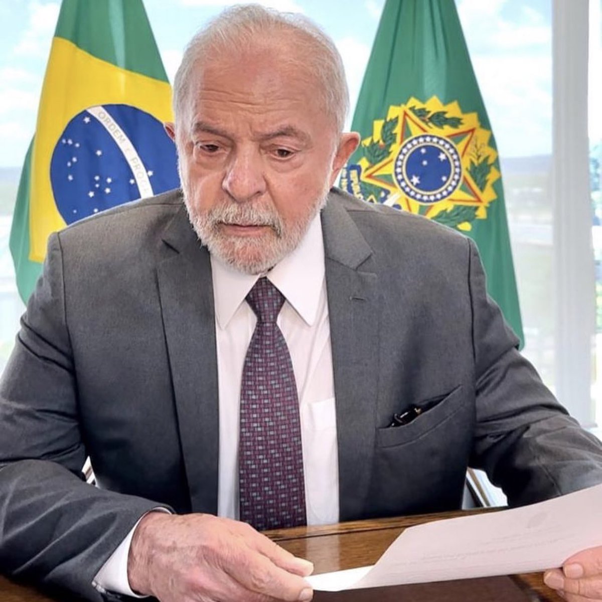 choquei's tweet photo. 🚨AGORA: O cordão de girassóis para identificar pessoas com deficiências ocultas ou não aparentes, como surdez, autismo, TDAH e outras, foi oficializado pelo governo Lula e agora é Lei. Seu uso é opcional mas garante suporte no caso de atendimento prioritário ou emergencial. https://t.co/M5J16CvFfk