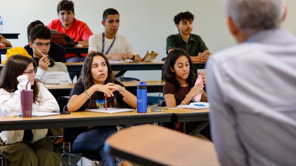 El comisionado asociado del <a href="/EnergiaNEPR/">Negociado de Energía de Puerto Rico</a> , Antonio Torres Miranda compartió los avances en energía renovable como parte de la transformación energética en la Isla a estudiantes del taller de verano de la Universidad Politécnica.