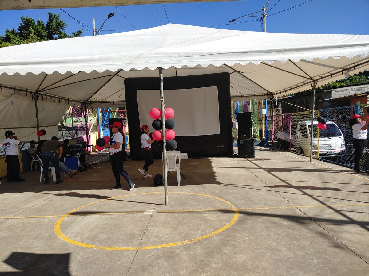 Famila sandinista del distrito 5.2 de Managua se prepara para escuchar Asu máximo líder en el acto central del 44 aniversario del triunfo de la Revolución Popular Sandinista 
#UnidosEnVictorias 
#4419SiempreMásAllá