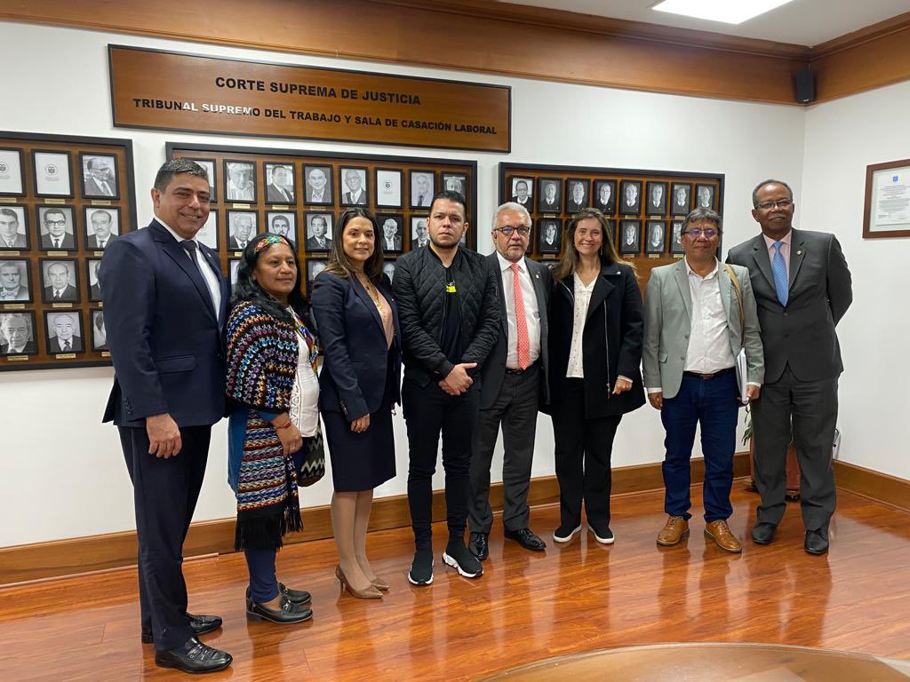 CorteSupremaJ's tweet photo. #SalaLaboral socializa con integrantes de Comisión Primera de @SenadoGovCo proyecto de nuevo Código Procesal del Trabajo que @CorteSupremaJ pondrá a consideración del Congreso de la República la legislatura que arranca este #20DeJulio. https://t.co/6iLjn7EEE4
