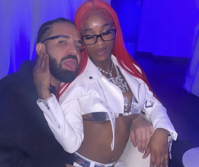 #drake said let me see that booty hole 😂😂😂😂 https://t.co/kCafIHoQOf<a href="/tag/drake"class="tags">#drake</a>