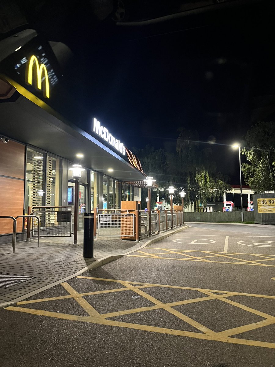 There was a few of us at McDonalds Baynards green A43 services with no toilets (drive in only) so resorting to a Jonny P*** vista. Great show tonight, extremely entertaining <a href="/Carpervert/">Jonny Smith</a> <a href="/sniffpetrol/">Richard Porter</a> #smithandsniff #OTLOT
