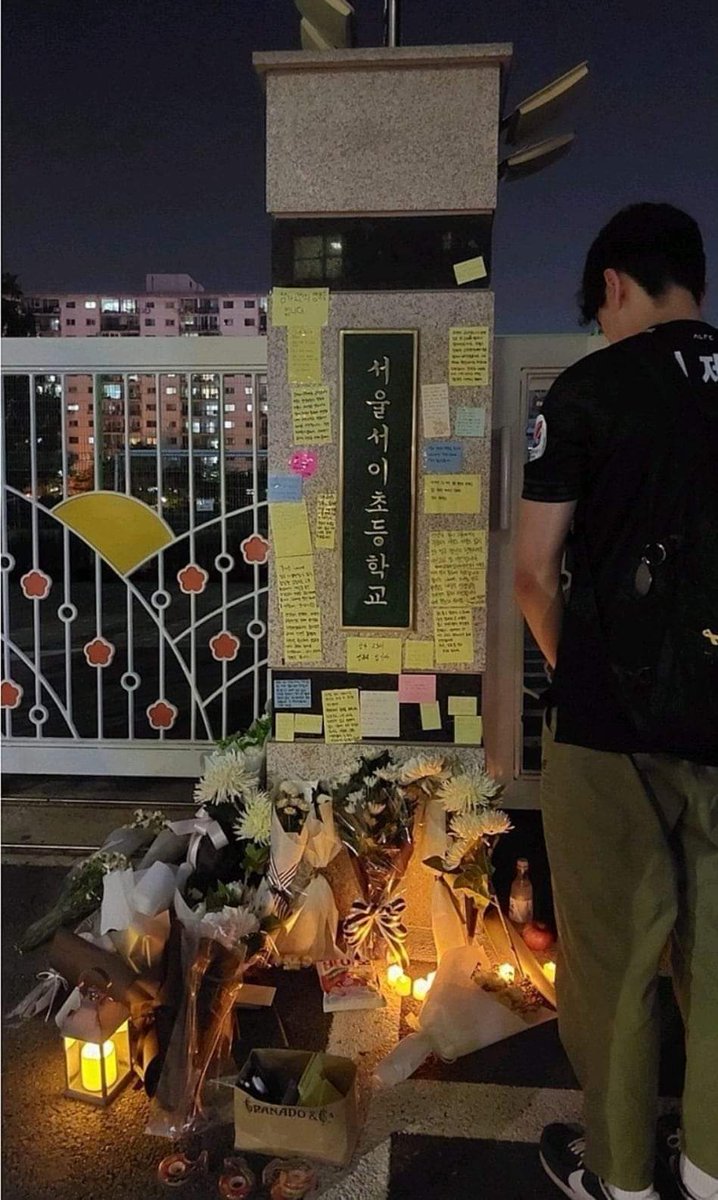 송요훈 기자

서울 서초구의 한 초등학교에서 새내기 교사가 극단적 선택을 했는데, 정치인 가족으로부터 갑질 시달림을 받았다고 합니다. 이미 인터넷에서는 그 정치인이 누구인지 실명까지 돌고 있는데, 진실이 숨김 없이 드러나길 바랍니다. 언론은 그 정치인이 누구인지 익명이 아닌 실명으로