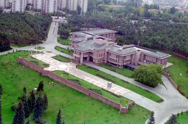 📌ÇANKAYA KÖŞÜNÜN YERİ BAKIN KİMİNMİŞ.

1915 yılının 15 bin nüfuslu Ankara'sı şimdi çok uzaklardadır. Uzaklarda olan sadece 15 bin nüfuslu Ankara değildir. Bir dönem Ankara ticaretine ve sosyal hayatına damgasını vuran Kasapyan ailesinin fertleri de uzaklardadır artık.

1915