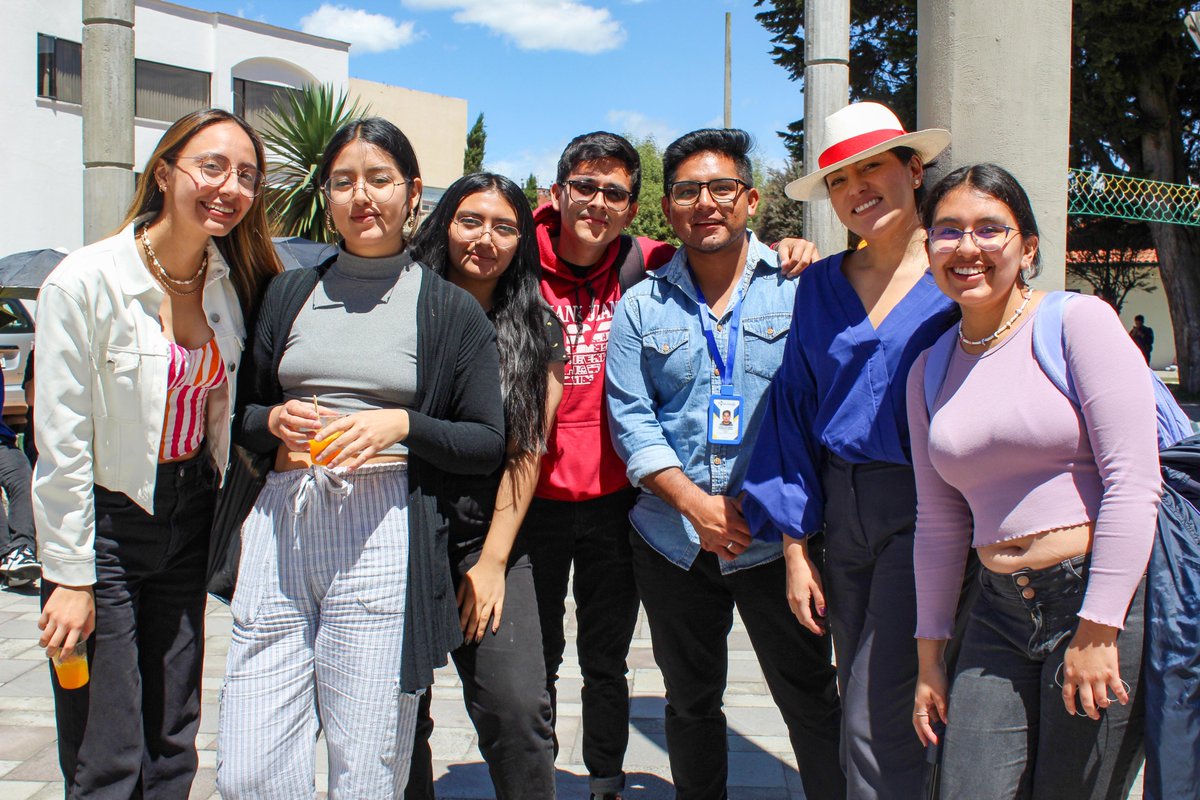upsalesianaec's tweet photo. 📷📷 En el campus #ElGirón, el área de #ASUCultura organizó el festival de bandas musicales #FUBA el cual contó con la participación de las agrupaciones #Vizio, #Postdata, #Akea y la solista Daian Guerrero, de la carrera de #Derecho. Se presentó también el ensamble #VientosAndinos, dirigido por Alexis Castello, animador.
📷 Los asistentes cantaron al ritmo de canciones como “Ya te olvidé”, “Como la flor”, “Fuentes de Ortiz”, “Cuéntame”, “Lamento boliviano”, entre otras melodías.
¡Les esperamos mañana jueves en el campus Sur a las 12h30 y el viernes en la Plaza #DonBosco de #ElGirón a las 12h00!
#UPSEcuador #UPSQuito 📷📷