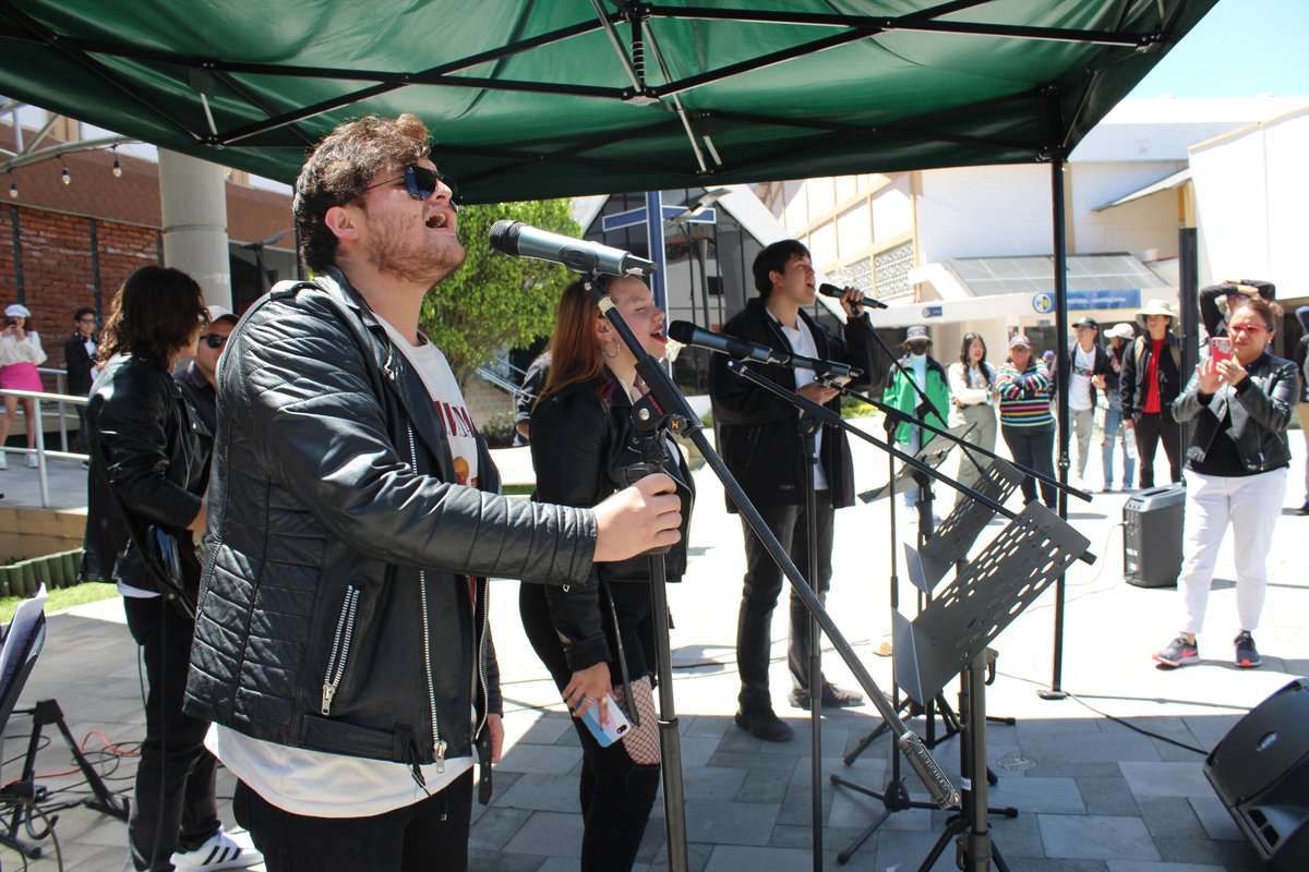 upsalesianaec's tweet photo. 📷📷 En el campus #ElGirón, el área de #ASUCultura organizó el festival de bandas musicales #FUBA el cual contó con la participación de las agrupaciones #Vizio, #Postdata, #Akea y la solista Daian Guerrero, de la carrera de #Derecho. Se presentó también el ensamble #VientosAndinos, dirigido por Alexis Castello, animador.
📷 Los asistentes cantaron al ritmo de canciones como “Ya te olvidé”, “Como la flor”, “Fuentes de Ortiz”, “Cuéntame”, “Lamento boliviano”, entre otras melodías.
¡Les esperamos mañana jueves en el campus Sur a las 12h30 y el viernes en la Plaza #DonBosco de #ElGirón a las 12h00!
#UPSEcuador #UPSQuito 📷📷