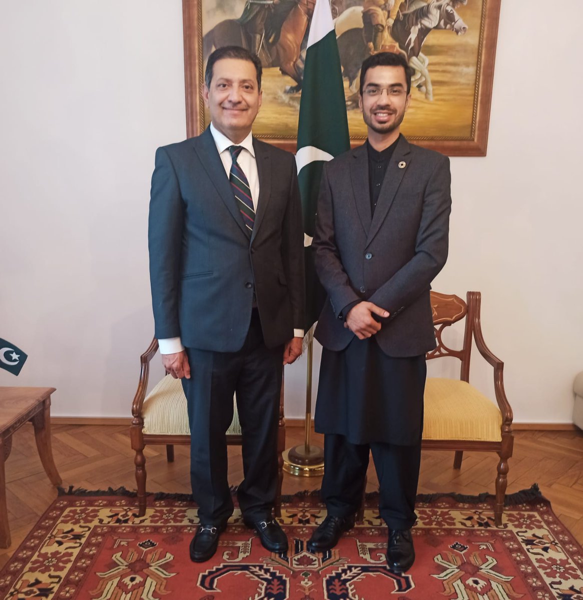 PakinCzechRep's tweet photo. Supporting Pak-Czech relations &amp; 🇵🇰 youth! @MuhammadKJamali was called on by #pakistani #student @danisht07 @ #pakembassy #Prague. Ambassador congratulated the young man on completing his studies @TFASorg International Summer School @CharlesUniPRG
Inspiring🇵🇰students @ULahore https://t.co/UCaw3IPKbc