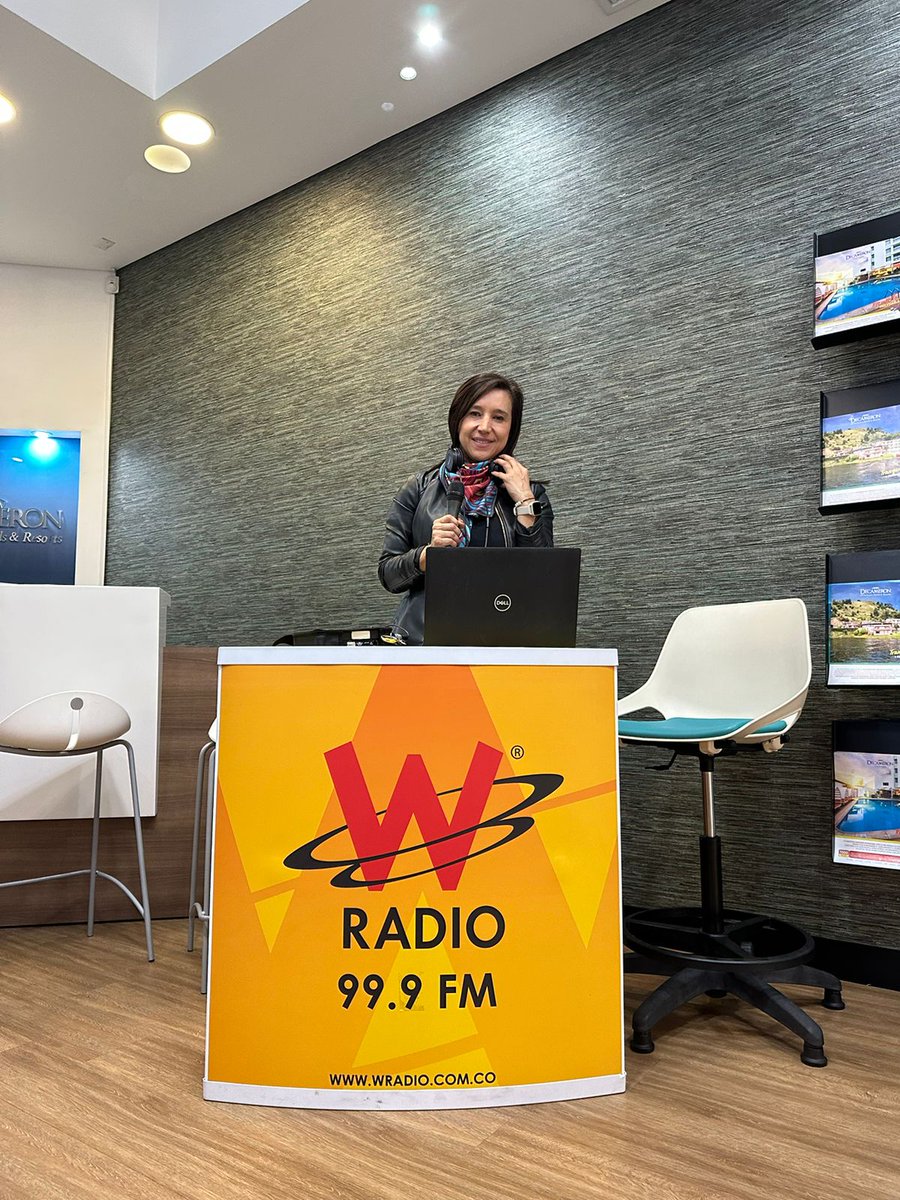 DecameronHotels's tweet photo. Eliana Daza nuestra Gerente Regional Centro, está en vivo desde el Punto de Venta Decameron en el centro comercial Plaza Central con @WRadioColombia en su programa Contra Reloj ⏰ para que conozcas más de nuestras ofertas #DecameronDays 💯💥
#promoción #colombia #Wradio https://t.co/SHtHRNwYxR