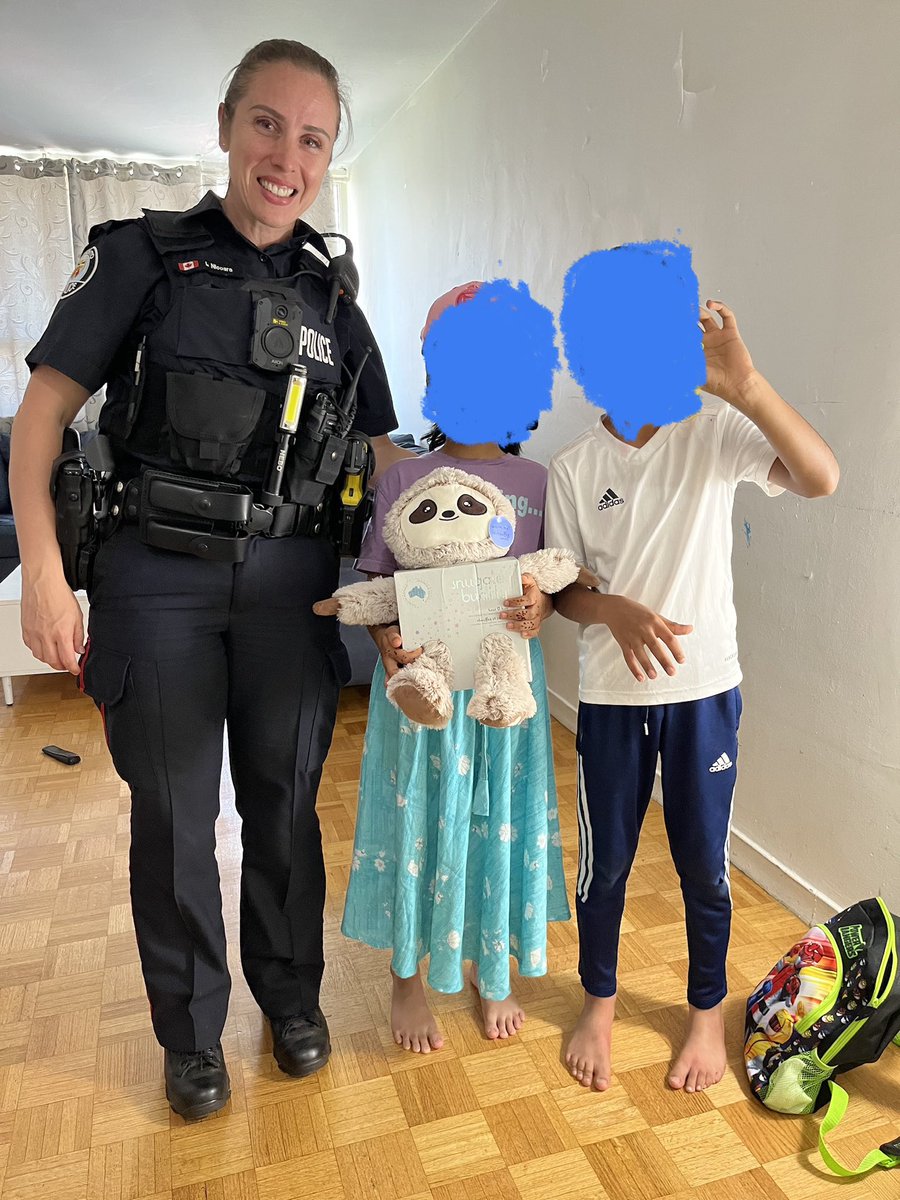 A couple weeks ago a 6 yr old girl was mauled by a dog that was loose on Midland Ave. Officers first on scene returned with some toys to see how the little one was doing. She’s home from hospital and recovering. Big brother and a new toy to cheer her up!
@TPS41Div 
#bouncingback