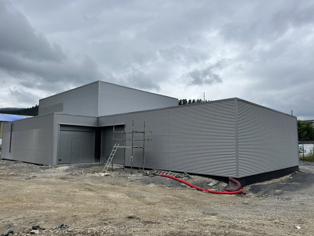ironproyect's tweet photo. #Fachadas #metálicas #minionda #acero #lacado #gris #silver #construcción #edificación #indutrial #nave #navesindustriales  #europerfil #paisvasco #ironproyect #obra #julio https://t.co/H8iThrANDF