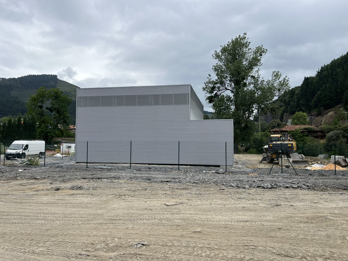 ironproyect's tweet photo. #Fachadas #metálicas #minionda #acero #lacado #gris #silver #construcción #edificación #indutrial #nave #navesindustriales  #europerfil #paisvasco #ironproyect #obra #julio https://t.co/H8iThrANDF