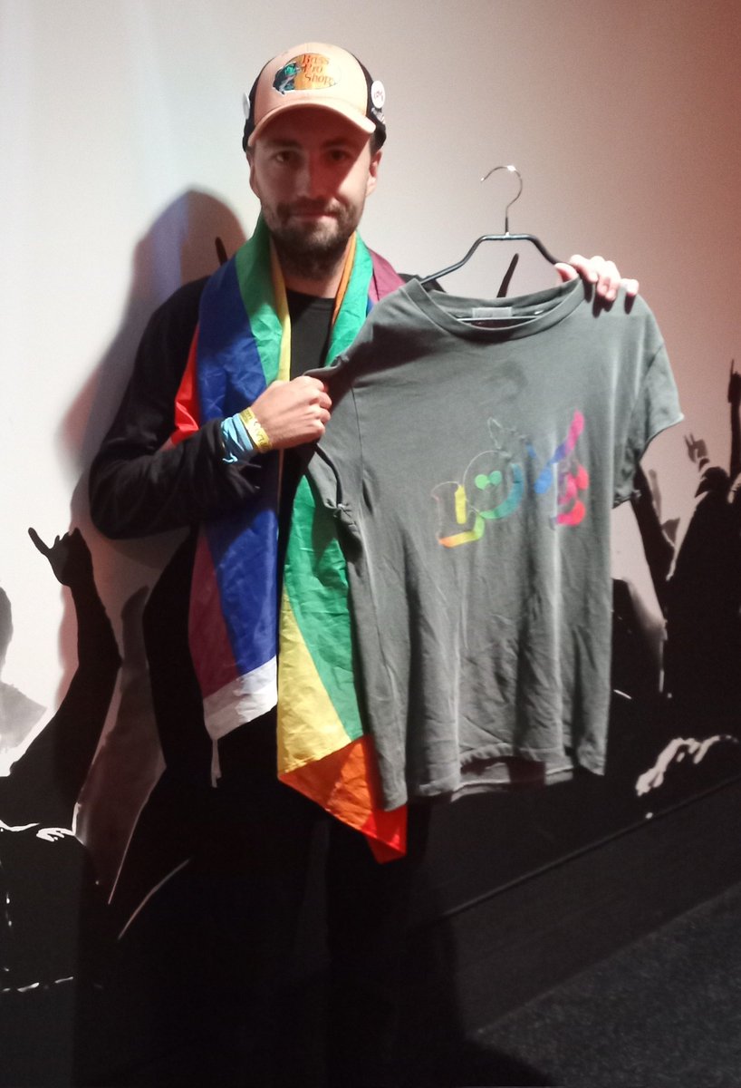 l71nus's tweet photo. "THANK YOU FOR COMING TO MULTIPLE SHOWS! TO OUR SUPER FANS, WE LOVE YOU!" - Chris Martin while pointing right at me, followed by him throwing his shirt to me! 😭😭😭😭😭🥰💛
THANK YOU @coldplay for the BEST SUMMER EVER!!! #ColdplayAmsterdam https://t.co/SYYuh4vufp