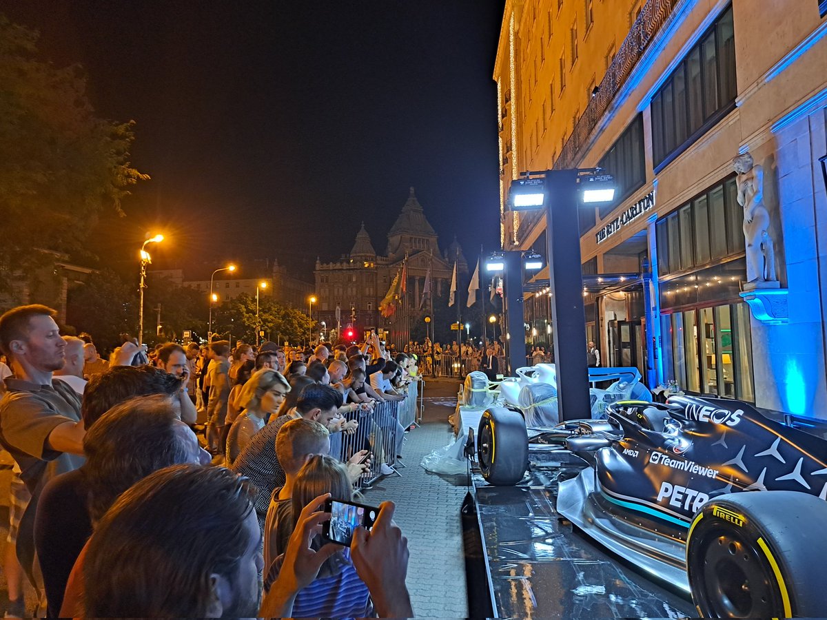 begeisterung für die #formel1 in #budapest. fans warten vor einem fahrerhotel auf <a href="/LewisHamilton/">Lewis Hamilton</a> oder <a href="/Max33Verstappen/">Max Verstappen</a> <a href="/F1/">Formula 1</a> <a href="/SID_Sportnews/">SID</a>