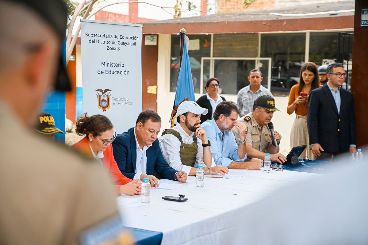 CHONILLOec's tweet photo. ¡Articulamos acciones por la seguridad de nuestros estudiantes!

En conjunto con la Ministra de Educación, @mariabrownp, el Ministro de Interior @CapiZapataEC, y el Gobernador del Guayas, @ftabacchir, participamos en la presentación del plan piloto "Escuelas Seguras". https://t.co/vqbxKoRY45