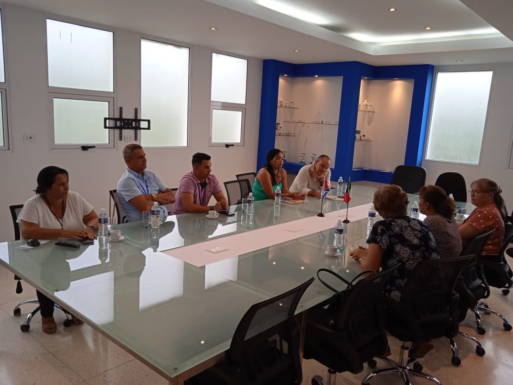 AicaLaboratorio's tweet photo. Nos sentimos honrados de haber recibido la visita de Margarita García García, Diputada Federal del estado de Oaxaca de México y Secretaria de la Comisión de Salud de la Cámara de Diputados de México en nuestra empresa esta tarde. #DosisDeVida #VamosPorMás https://t.co/aEmV1i69ur