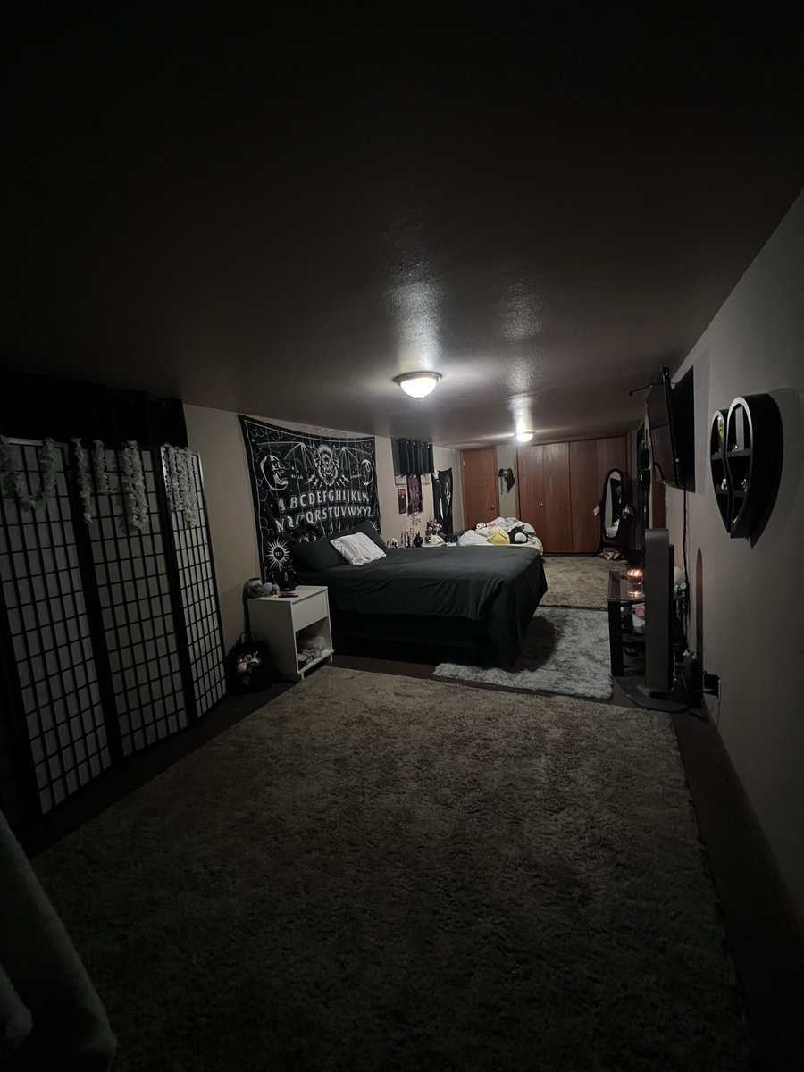 sightaylordie's tweet photo. #birroom4 pls ignore how dead my bed looks im literally washing my bedding rn ): (also pls say the desk is ugly so i can talk my dad into getting rid of it LOL) https://t.co/p5QapzWYuZ