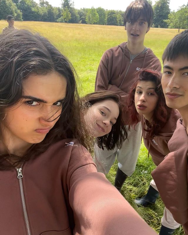 emmamyersbra's tweet photo. OS MIMOS VOLTANDO 😭😭

"Manual de Arraso para Boas Garotas"

Emma Myers com Asha Banks, Jude Morgan-Collie, Yali Topol Margalith e Raiko via Instagram feed (@/ashaabanks) https://t.co/FwXX8mxB8M