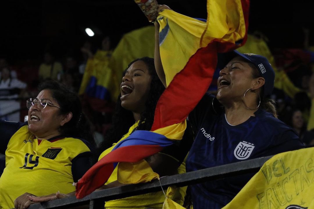 giraltpablo's tweet photo. Enorme actuación de Independiente del Valle en el Desafío de clubes UEFA-CONMEBOL. Igualó ante Sevilla en el Sánchez Pizjuán y luego cayó por penales. 

ORGULLO SUDAMERICANO 🇪🇨🙌🏻 https://t.co/PsJZpl0kDs