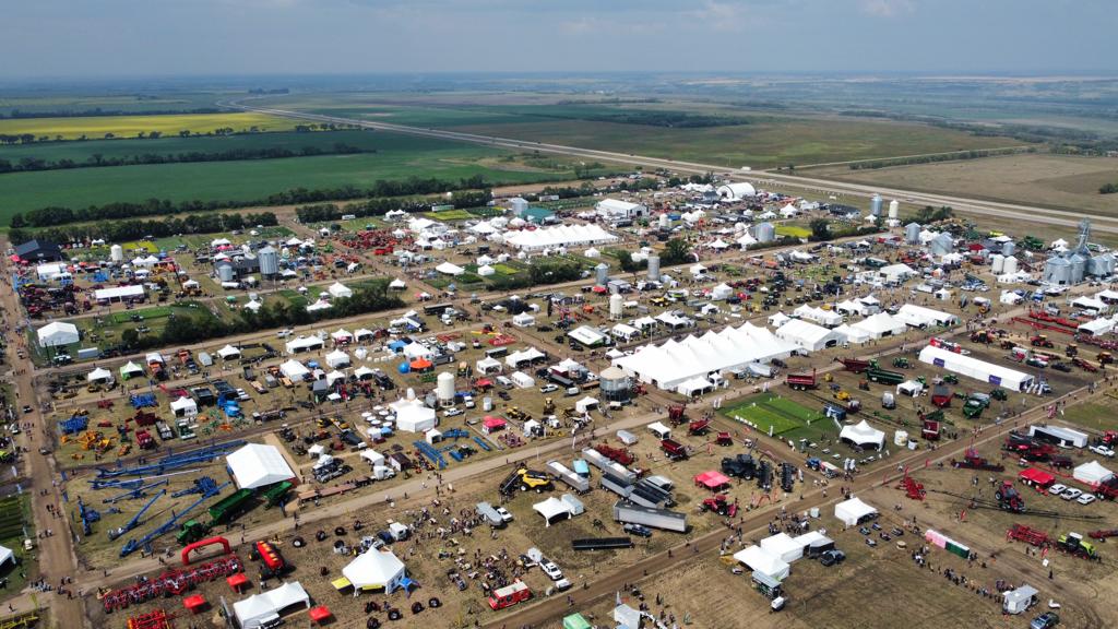 JessikaGuse's tweet photo. When people ask me just how big #AIM23 is ... I always say it's a mini city 🤯

#WestCdnAg 
📸@Frisbeeplate https://t.co/M7MkAbWkWq