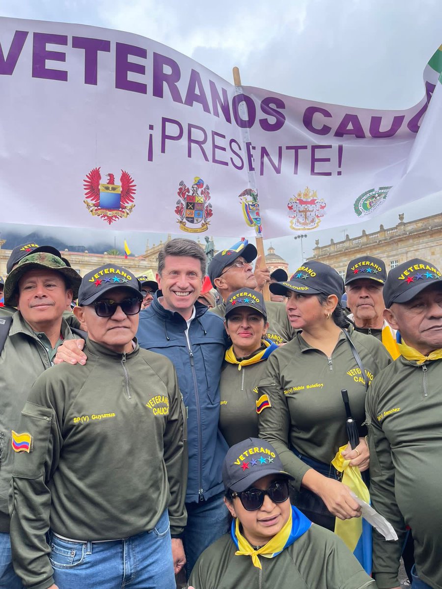 Diego_Molano's tweet photo. 🇨🇴 🇨🇴 🇨🇴 🇨🇴 🇨🇴 🇨🇴 

Acompañé a nuestros héroes de la Patria, pude compartir con los veteranos y sus familias.

Ante ellos refrendé mi compromiso de seguir respetando y exaltando el trabajo y sacrificio de soldados y policías activos y de la reserva; y trabajar con decisión para que siempre sean atendidos y puedan disfrutar de beneficios justos. 

                🇨🇴 🇨🇴 🇨🇴 🇨🇴 🇨🇴 🇨🇴