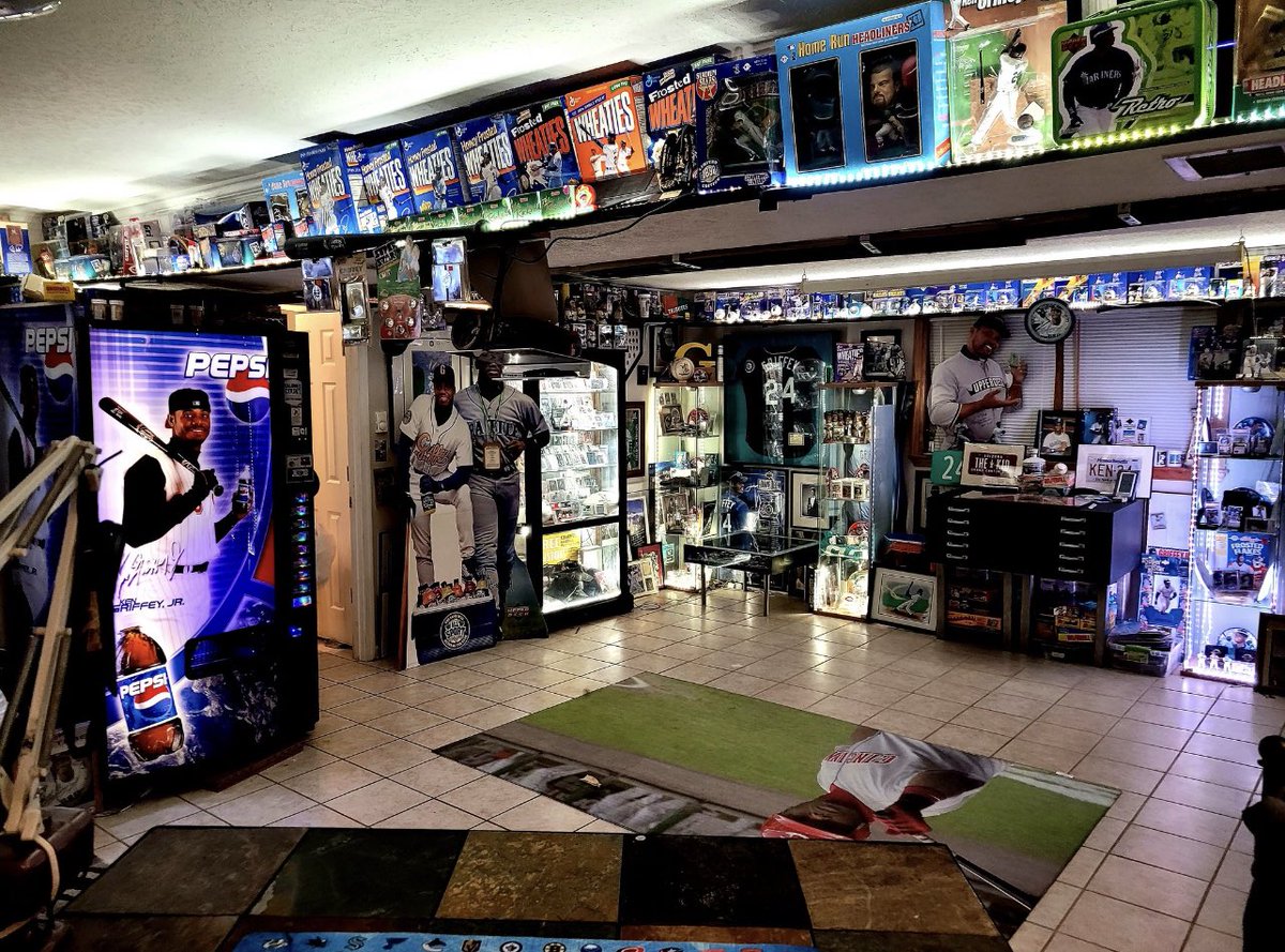 gurucollects's tweet photo. This guy’s Ken Griffey Jr. collection is insane…it includes 115,211 Griffey cards. 😳

📸: @GriffeySuper https://t.co/XFw5aK8j80