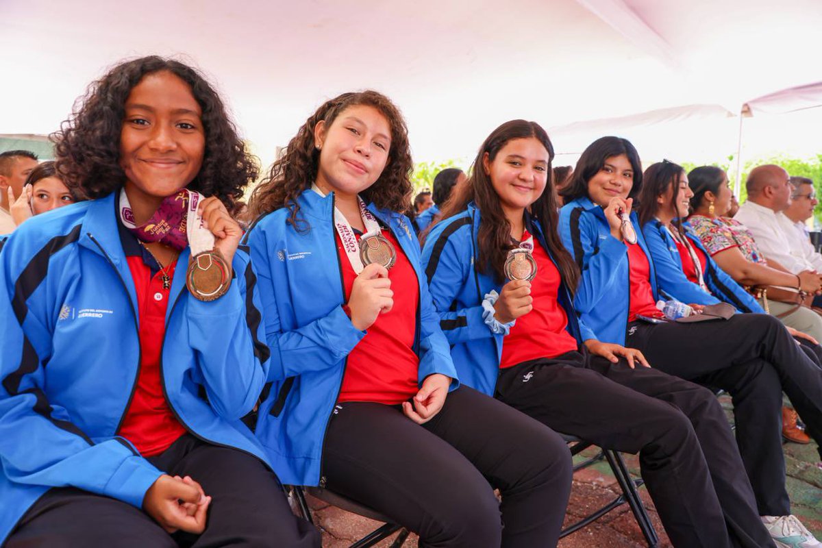EvelynSalgadoP's tweet photo. ¡En #Guerrero no habrá límite en el apoyo al deporte! 🏆💪🏻

Con beneplácito reconocimos a deportistas ganadores de medallas en los Juegos Nacionales #CONADE 2023, quienes representaron dignamente a nuestro bello estado. 🥇🥈🥉

Hasta el momento, #Guerrero suma 22 medallas; 2 de oro, 10 de plata y 10 de bronce, sin embargo, seguimos en la lucha hasta el próximo 25 de julio, fecha en la que finaliza esta competencia. 🤽🏻‍♀️🚴‍♂️🥋🏄🏻‍♀️ (1/2)