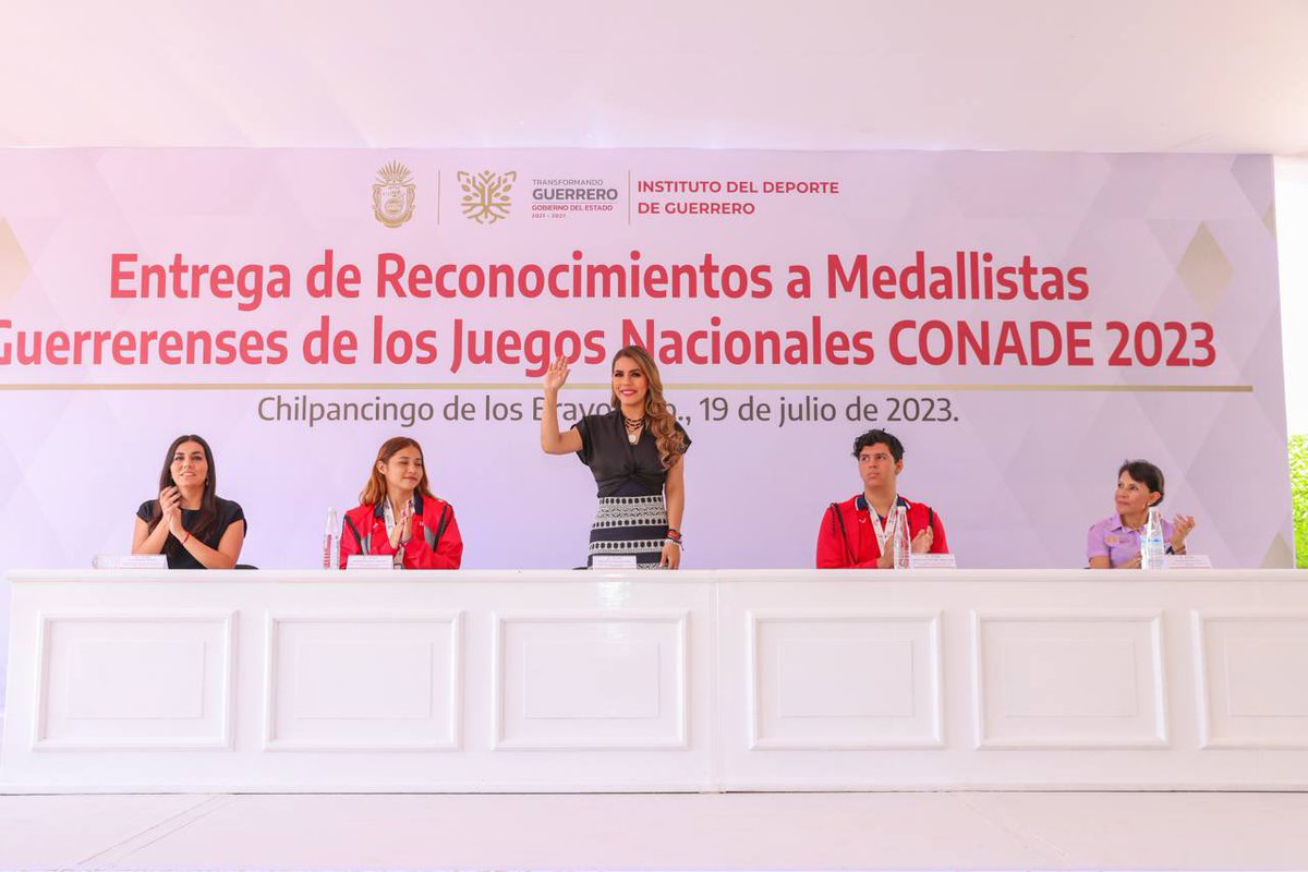 EvelynSalgadoP's tweet photo. ¡En #Guerrero no habrá límite en el apoyo al deporte! 🏆💪🏻

Con beneplácito reconocimos a deportistas ganadores de medallas en los Juegos Nacionales #CONADE 2023, quienes representaron dignamente a nuestro bello estado. 🥇🥈🥉

Hasta el momento, #Guerrero suma 22 medallas; 2 de oro, 10 de plata y 10 de bronce, sin embargo, seguimos en la lucha hasta el próximo 25 de julio, fecha en la que finaliza esta competencia. 🤽🏻‍♀️🚴‍♂️🥋🏄🏻‍♀️ (1/2)