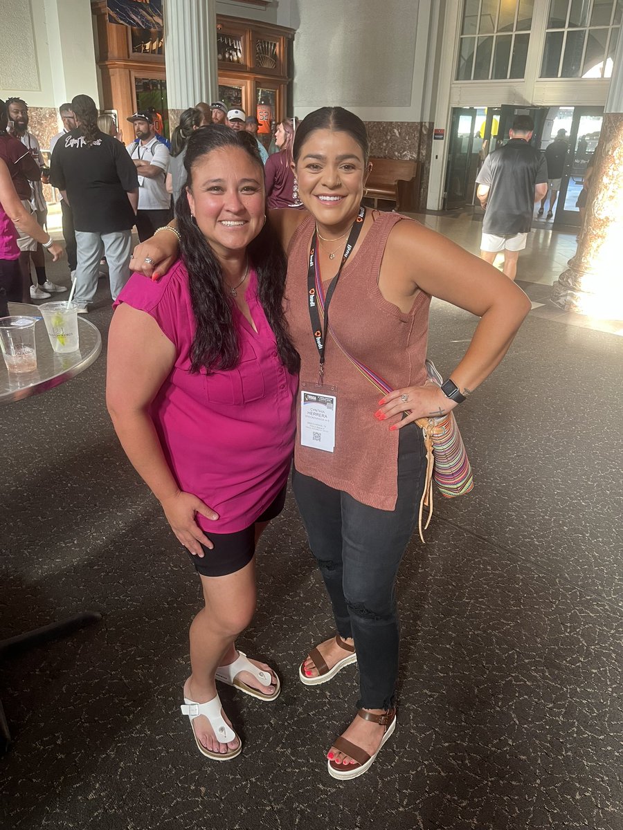 Guess who I ran into at coaching school in Houston?! So excited and proud of you, Bersosa! Rootin’ for you always cuz! 🫶🏻🥎🤩 <a href="/CoachBerSosa/">R. Bersosa</a> #THSCA #BBA