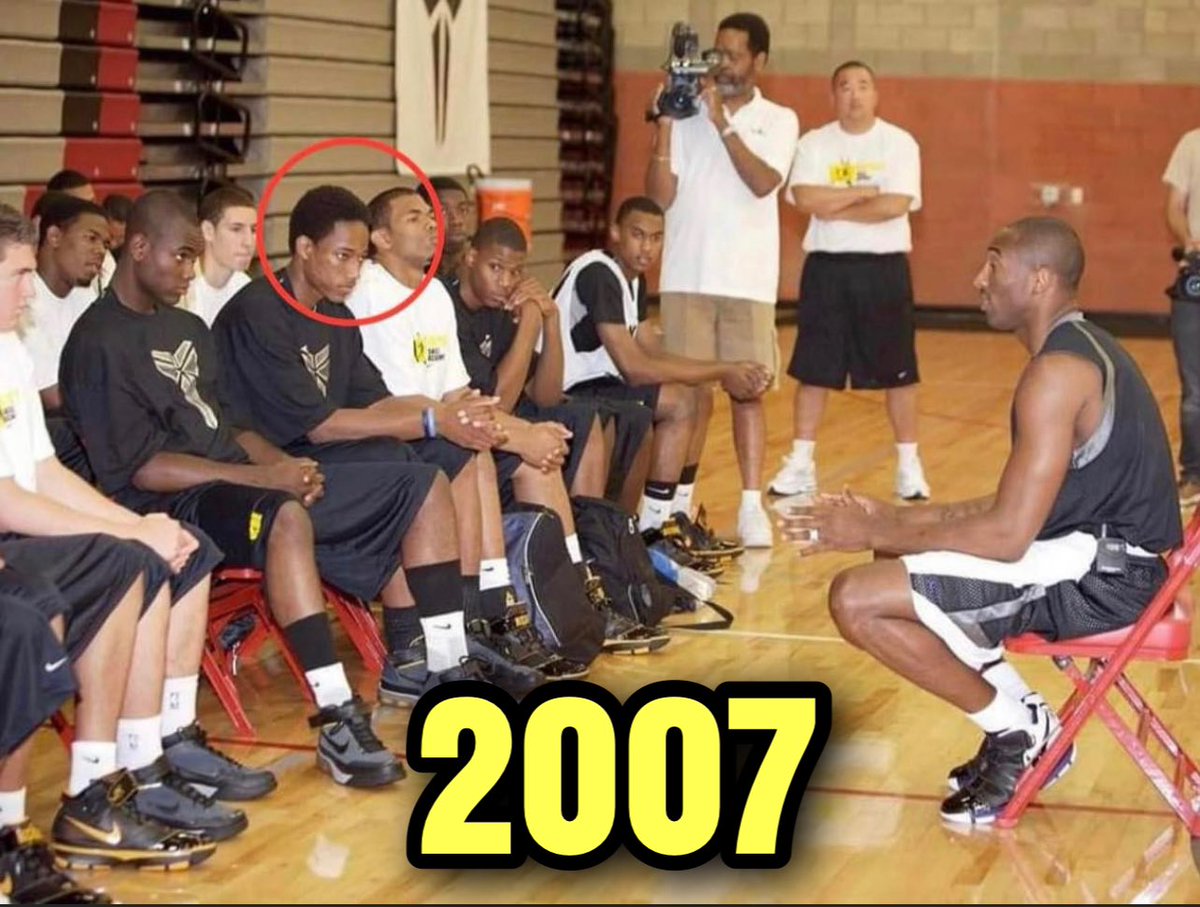 RT @DieHardCBfans: Young #Bulls DeMar DeRozan learning from prime #Lakers Kobe Bryant https://t.co/zskva3Dov3