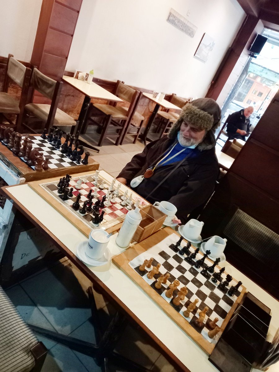 Hace poco Juan Carlos se hizo viral por dar clases en Mar del Plata, en la costa.
Ahora consiguió un café donde enseñar así no pasa tanto frío.
📍 Es en Brown 1782, entre Lamadrid y Las heras. Está de lunes a sábados de 14 a 20. Los sábados realiza torneos.