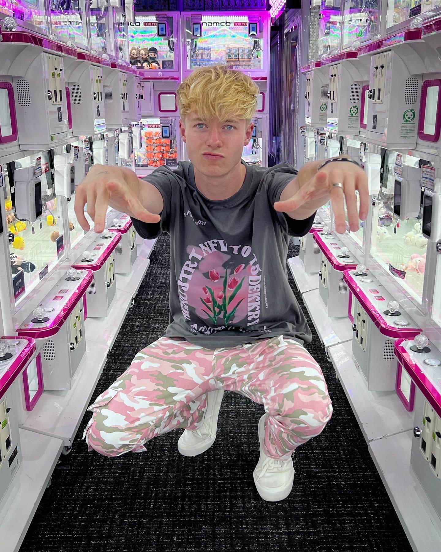 Sam on X: tokyo = new favorite place on earth 🇯🇵  t.coAyY15DFfPU  X