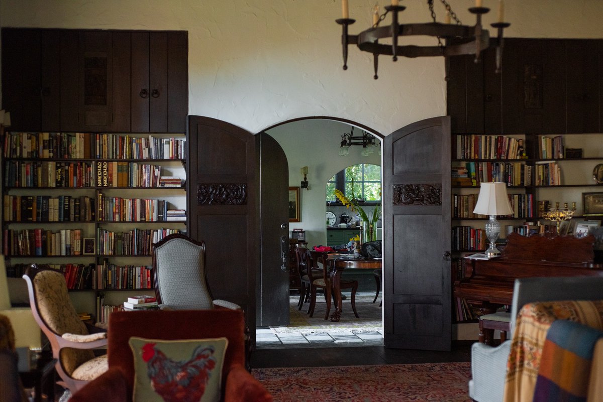 berkeleyside's tweet photo. We got a rare look inside J. Robert Oppenheimer's UC Berkeley office and inside his luxurious hilltop home, which director Christopher Nolan visited while location-scouting. 

Take a photo and history tour of Oppenheimer's life in Berkeley: https://t.co/UWxSljF4D6 https://t.co/l4mMw7Tz77