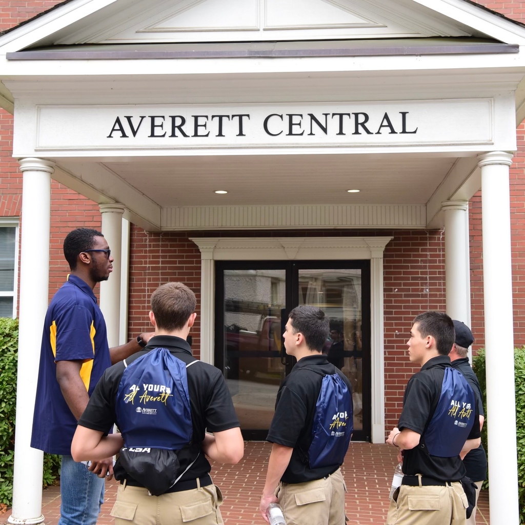 HargraveTigers's tweet photo. From Hargrave’s now familiar halls to Hampden Sydney and Averett University’s bustling quads, our Summer Program students are getting a glimpse into their future journeys post-graduation.  #CollegeVisit #Education #BeMorePrepared https://t.co/jwUQJ9lR7L