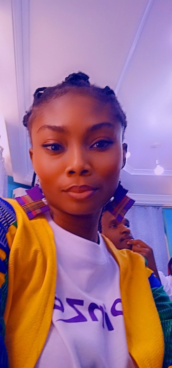 EjaeArthur's tweet photo. Those days when you decide not to let your android phone downgrade your beauty 😃😃😃😃😃 https://t.co/Hfj4oBfRiE