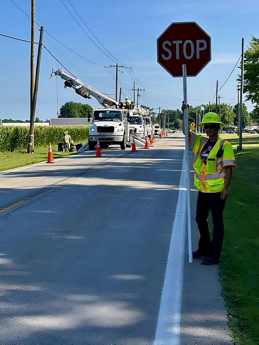 SafetyCustom's tweet photo. Leave the road worries to us! 🚦 Our traffic control experts are here to ensure smooth flow and safety on every route. 🛣️ #TrafficControlPros #SafetyFirst #CTS https://t.co/gALuPqusSC