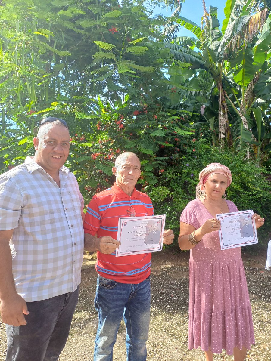 Fueron reconocidos en el acto municipal de fin de curso en #CabaiguánEduca diferentes Instituciones Educativas y educadores por sus destacados resultados durante el período. #SanctiSpíritusEnMarcha #Cuba