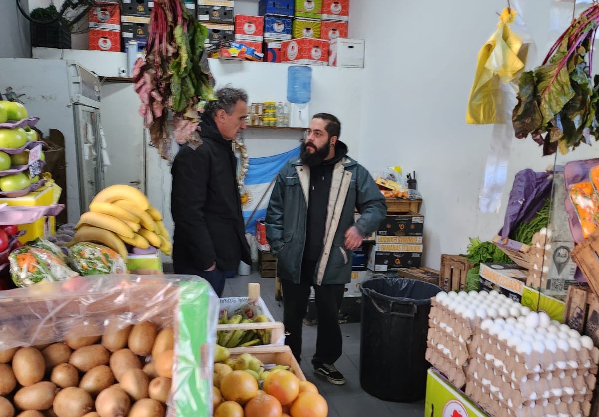 gkatopodis's tweet photo. Estuve recorriendo Loma Hermosa, conversando con vecinos, vecinas y comerciantes. 

Esta elección es decisiva para la Argentina. Hay que cuidar lo que se hizo e ir por todo lo que falta para seguir mejorándole la vida a nuestra gente.  Militar, trabajar y gestionar. https://t.co/0Sgu79onkH