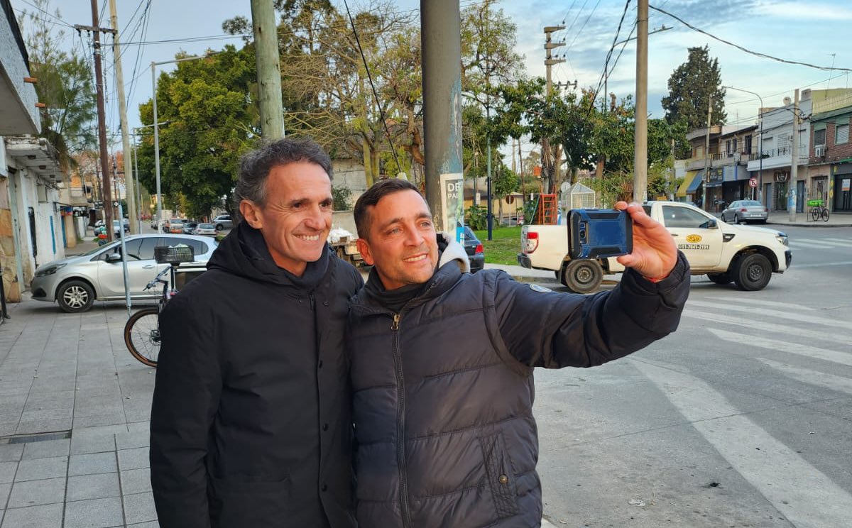 gkatopodis's tweet photo. Estuve recorriendo Loma Hermosa, conversando con vecinos, vecinas y comerciantes. 

Esta elección es decisiva para la Argentina. Hay que cuidar lo que se hizo e ir por todo lo que falta para seguir mejorándole la vida a nuestra gente.  Militar, trabajar y gestionar. https://t.co/0Sgu79onkH