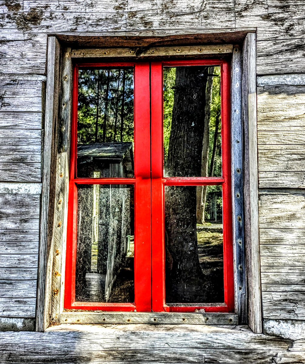 KeriButcher's tweet photo. Window window..
#window #vintagewindow #elkmont #gsmnp #red #windowwindow #Travel #travelphotography #hiking #hikingadventures #PhotographyIsArt #photography #photographer #freelancer #freelance #Tennessee https://t.co/ta1llZoy0k
