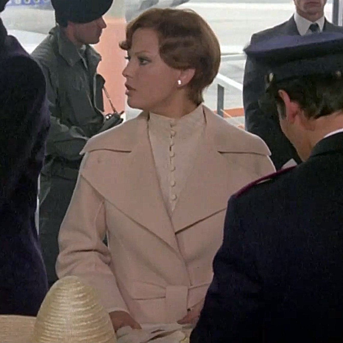 highcollars's tweet image. Claudia Cardinale (A mezzanotte va la ronda del piacere 1975) #highcollar #highneck #highneckblouse #highcollarblouse #blouse #70sblouse #buttonedup #2buttoncollar #70sfashion #whiteblouse #movie #1975 #amezzanottevalarondadelpiacere #claudiacardinale