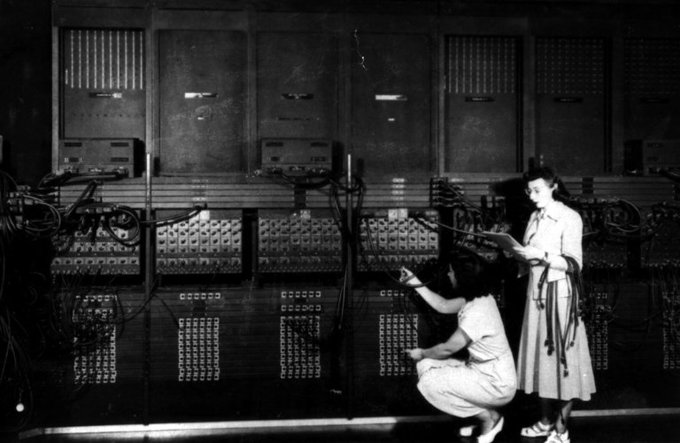 dreamy_women's tweet photo. Un día como hoy nació la matemática y programadora Gloria Gordon Bolotsky (1921-2009). Fue una de las primeras programadoras de la computadora ENIAC, diseñada para realizar cálculos de artillería para el ejército estadounidense . #mujeresoñadoras #mujeresprogramadoras https://t.co/YmfoPK21Sb