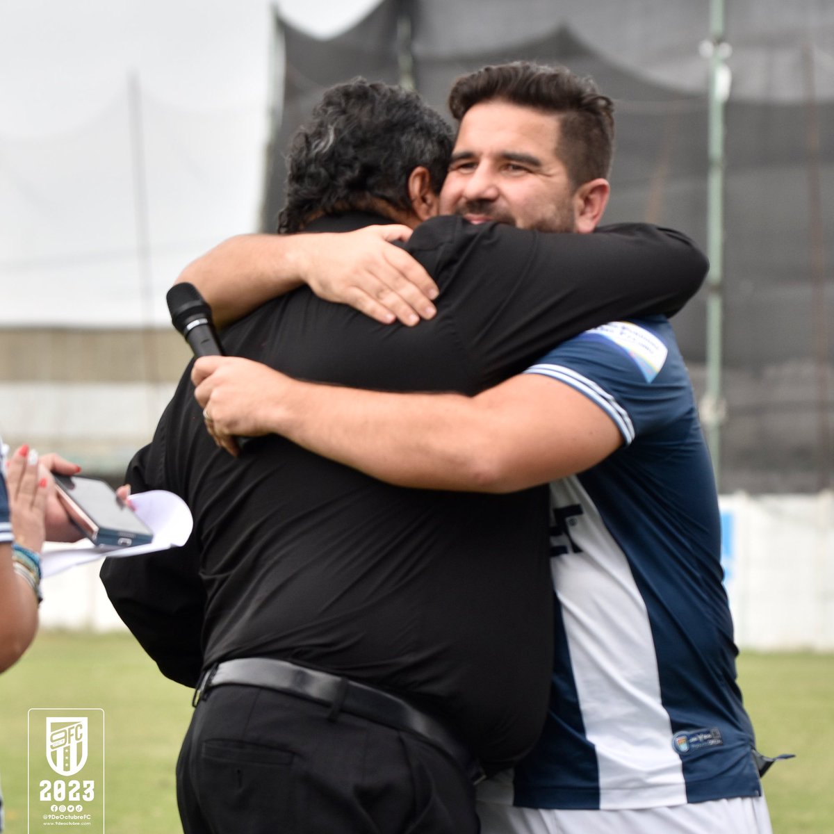 9deOctubrefc's tweet photo. Justo homenaje al @PICHI_FLOR. 👏🏻

Jorge Flor fue nombrado como Presidente Honorífico del club por parte del presidente vitalicio @daloes10 y @RossyGomezA (presidente ejecutivo).

¡Pichi es un Octubrino más como todos nosotros! 🙌🏻

#juntosregresAremos
#somosdelguayas https://t.co/MvEcU63d7d