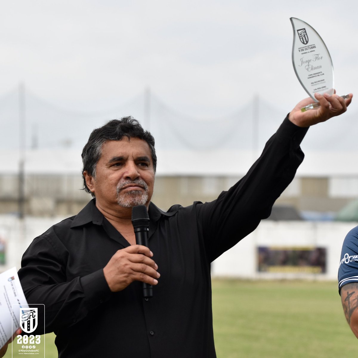 9deOctubrefc's tweet photo. Justo homenaje al @PICHI_FLOR. 👏🏻

Jorge Flor fue nombrado como Presidente Honorífico del club por parte del presidente vitalicio @daloes10 y @RossyGomezA (presidente ejecutivo).

¡Pichi es un Octubrino más como todos nosotros! 🙌🏻

#juntosregresAremos
#somosdelguayas https://t.co/MvEcU63d7d