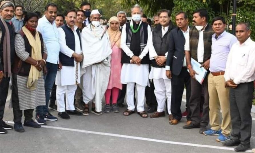SaheirMohammed's tweet photo. @ashokgehlot51 राजस्थान कि जनता पूछ रही है जब मुख्यमंत्री श्री @ashokgehlot51 जी ने 31 दिसंबर को नियमित करने का ट्वीट किया तो अब तक #संविदाकर्मियों का नियमितीकरण क्यों नही किया? शांति पूर्ण आंदोलन पर लाठीचार्ज क्यों किया? अब हम झूठें वादे वाली सरकार नही बनाएंगे।
@INCIndia @INCRajasthan
@kharge https://t.co/gHVegQtxn8